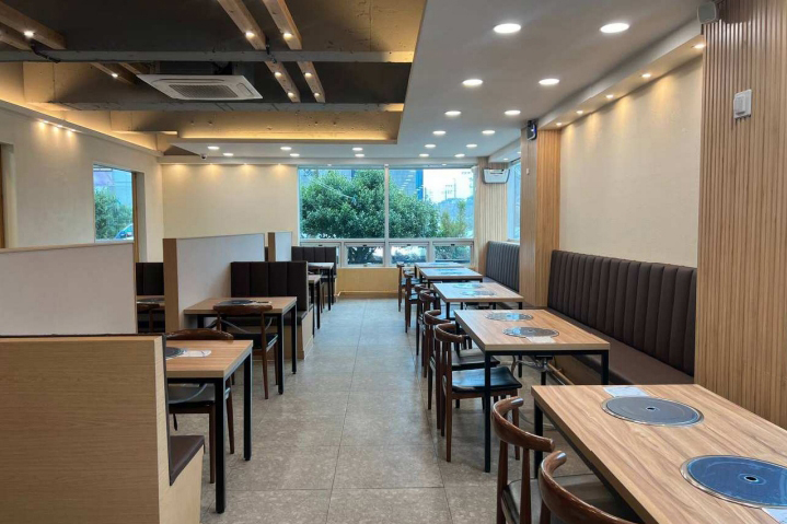울산상가인테리어 음식점 홀 좌석 배치와 배기 설비 시공사례