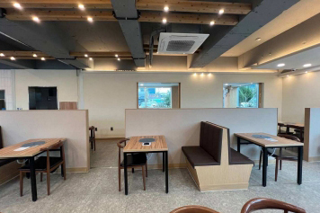 울산상가인테리어 부스형 좌석과 파티션으로 구분한 음식점 홀 시공사례