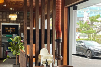 울산상가인테리어 한옥 콘셉트 출입구와 창가 좌석 시공사례