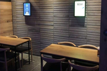 울산상가인테리어 디지털 사이니지 메뉴판과 우드 슬랫 벽면 시공사례