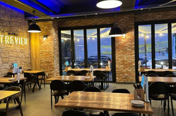 울산상가인테리어 벽돌 마감 창가 좌석과 간접조명 시공사례