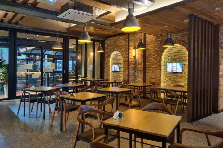 울산상가인테리어 카페 벽돌 아치 벽면과 펜던트 조명 시공사례