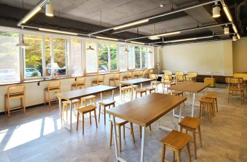 울산상가인테리어 밝은 우드 마감 카페 홀 좌석 배치 시공사례